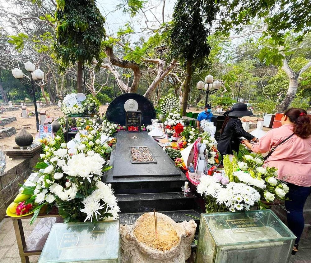 Hoa dâng mộ cô Sáu thường là hoa màu trắng (Nguồn: Internet)